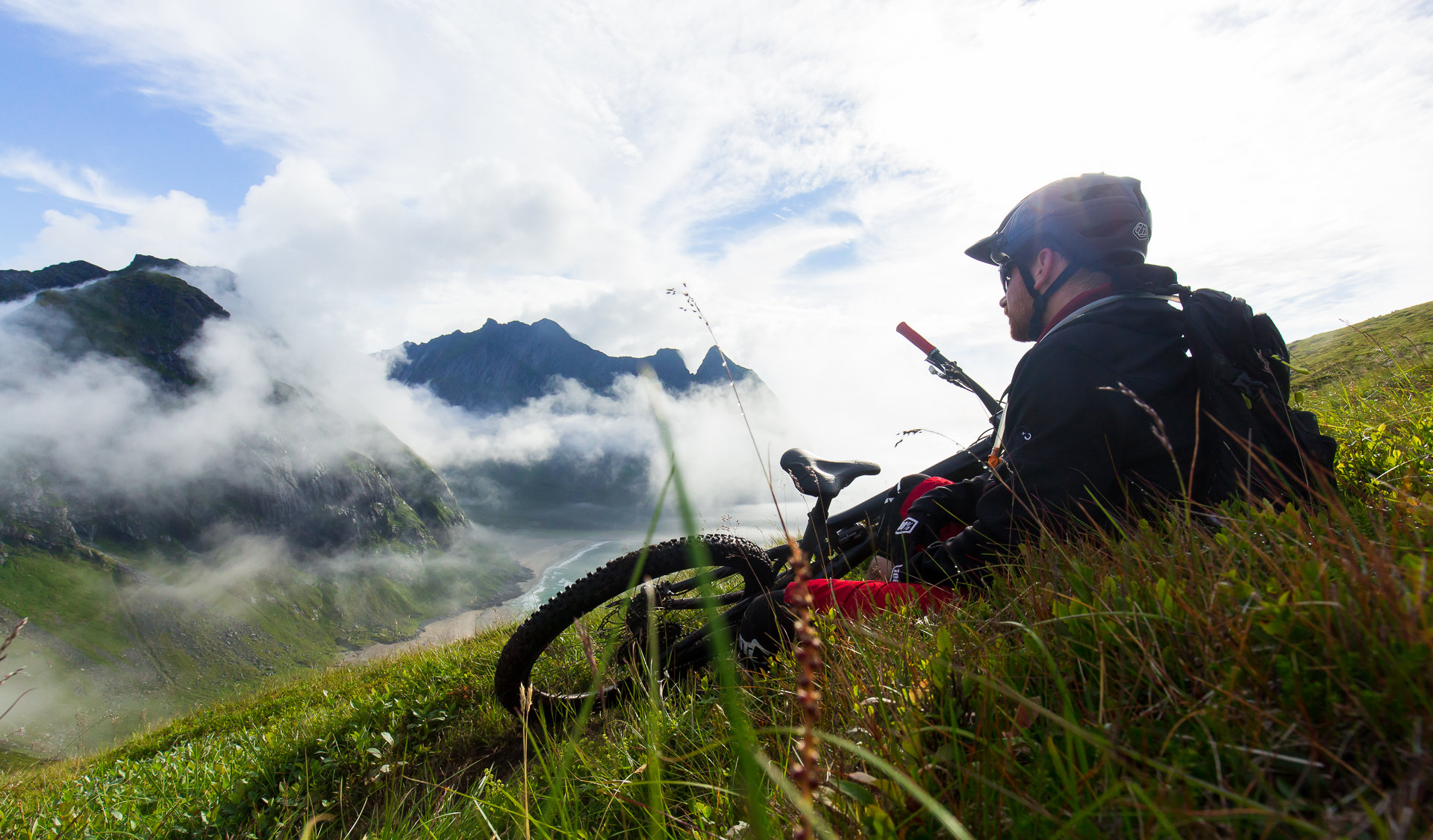 Alex mit dem Mountainbike auf den Lofoten im Norden von Norwegen