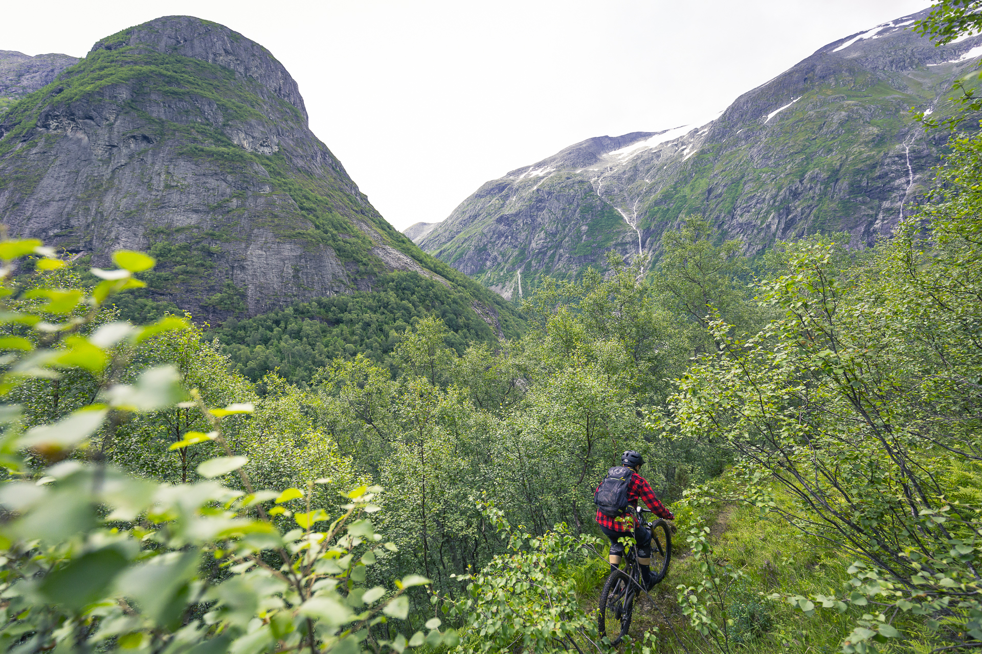 Alex mit dem Mountainbike auf dem Himalaya-Trail im Süden von Norwegen